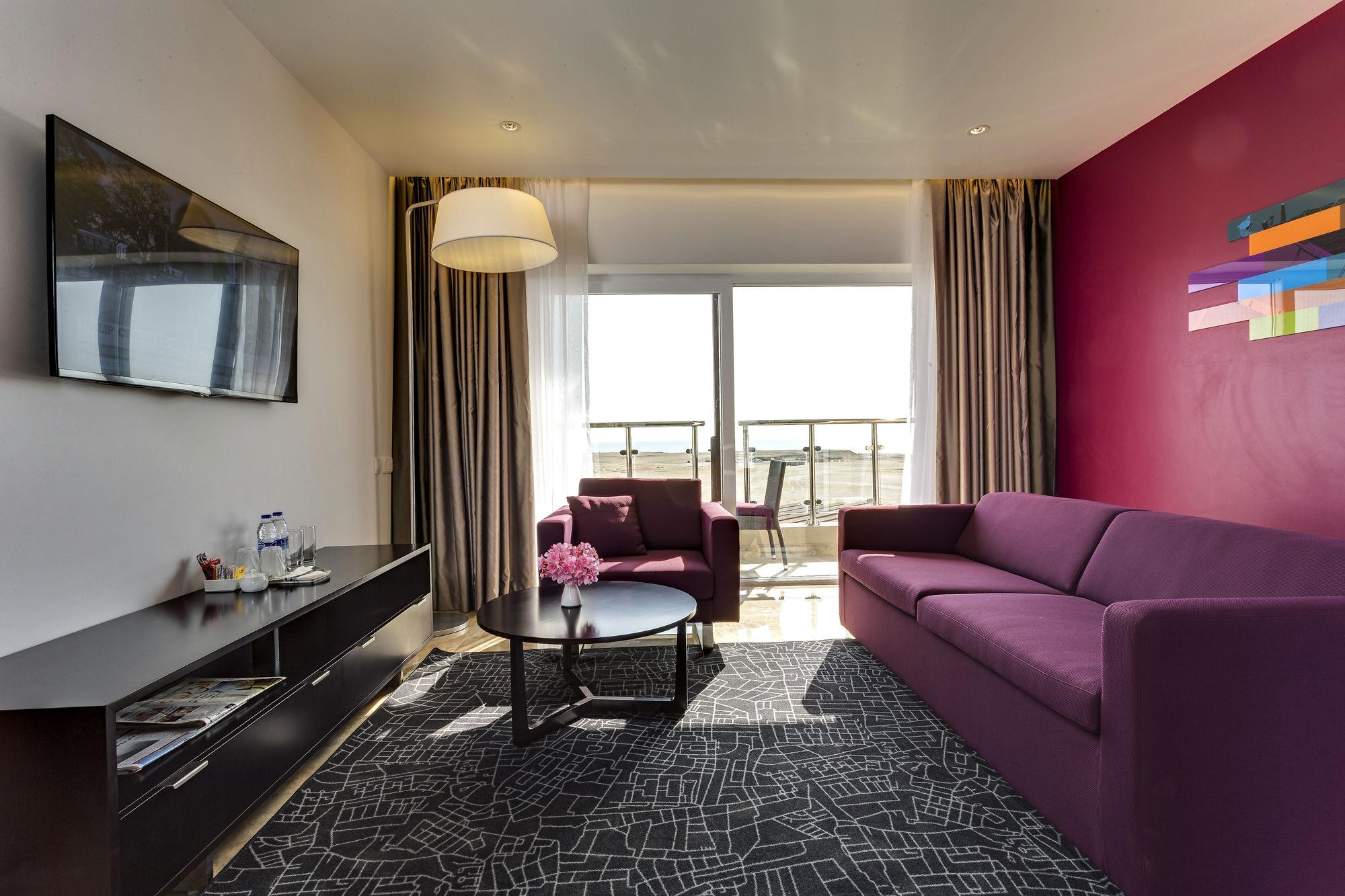 Park By Radisson And 4*
